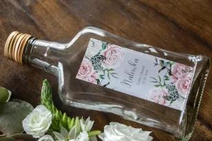 Ślubne Butelki na nalewki z etykietą w kolorze szarym z kompozycją z białych i pastelowych róż