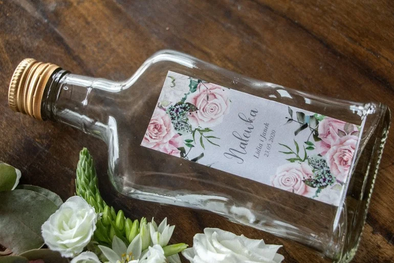 Butelki z etykietą – białe róże na szarym tle | Prezenty ślubne dla gości