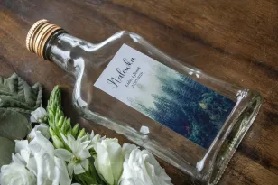 Hochzeitstinkturflaschen mit Etikett mit einer Waldlandschaft in einem kühlen Grünton