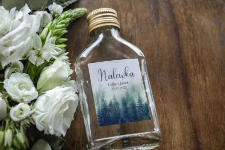 Ślubne Butelki na nalewki z etykietą z leśnym krajobrazem w odcieniu chłodnej zieleni