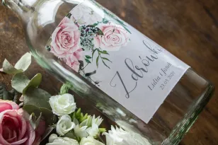 Hochzeit Selbstklebende Etiketten für Flaschen in Grau mit einer Komposition aus weißen und pastellfarbenen Rosen