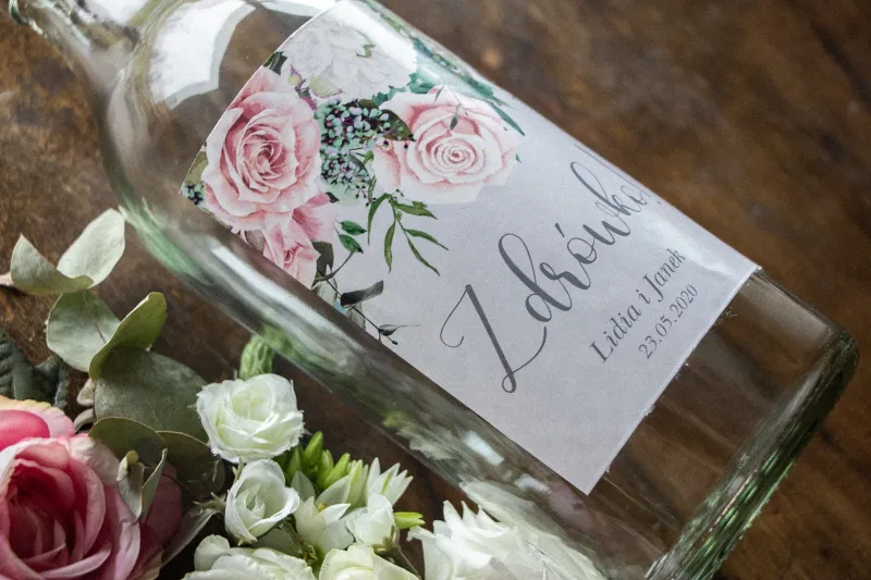 Ślubne Etykiety samoprzylepne na butelki w kolorze szarym z kompozycją z białych i pastelowych róż