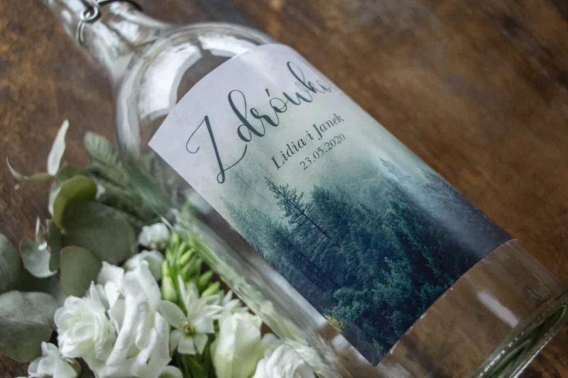 Ślubne Etykiety samoprzylepne na butelki z leśnym krajobrazem w odcieniu chłodnej zieleni