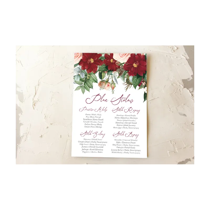 Ślubny Plan stołów z bordowymi daliami i pastelowymi różami, całość w otoczeniu zieleni