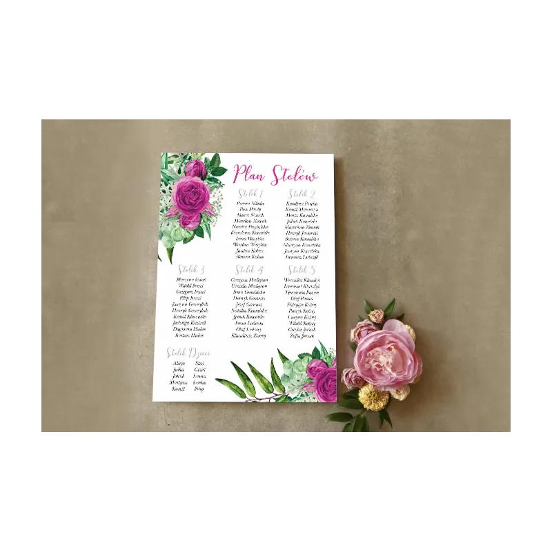 Ślubny Plan stołów z zieloną kompozycją gałązek oraz kwiatami róży