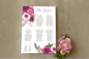 Wedding Table Plan - Eine Kombination aus weißen und violetten Anemonen, Zinnien und Nieswurz mit einem Hauch von kaltem Grün