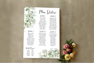 Hochzeitstischplan mit Schleierkraut und Eukalyptus, goldene Inschriften
