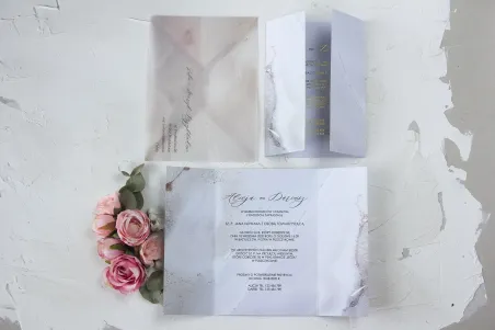 Marmurkowe zaproszenia ślubne w szampańskim kolorze. Delikatny motyw marmuru pojawia się także na kopercie z kalki.