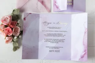 Marmorierte Hochzeitseinladungen in einem Pastellrosa. Zartes Marmormotiv, das auch auf dem Kohlepapiergehäuse sichtbar ist.