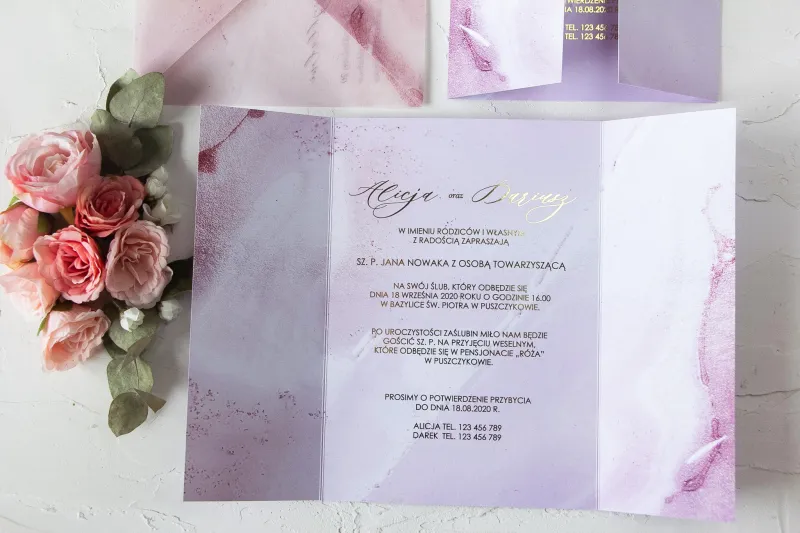 Marmurkowe zaproszenia ślubne w odcieniu pastelowego różu. Delikatny motyw marmuru widoczny także na kopercie z kalki.