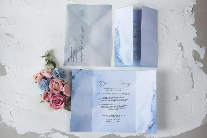 Marmurkowe zaproszenia ślubne w pastelowym, niebieskim kolorze.