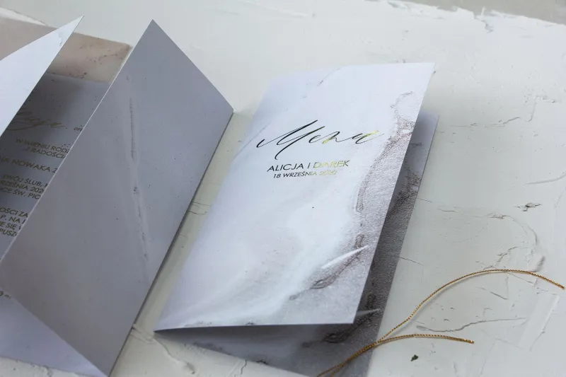 Menu ślubne ze złoceniem w szampańskim kolorze Menu ślubne ze złoceniem w szampańskim kolorze