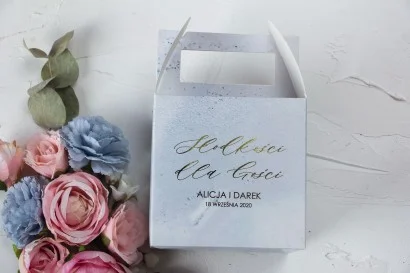 Pudełko na Ciasto wesele ze złoceniem w pastelowym, niebieskim kolorze | Marmurowe nr 3 - kwadratowe