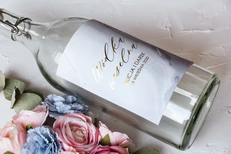 Marmurkowe Etykiety samoprzylepne na butelki weselne na alkohol ze złoceniem w pastelowym, niebieskim kolorze