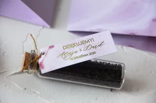 Danke an die Gäste in Form von Teeflaschen. Marmoriertes Etikett in einem Pastellrosa