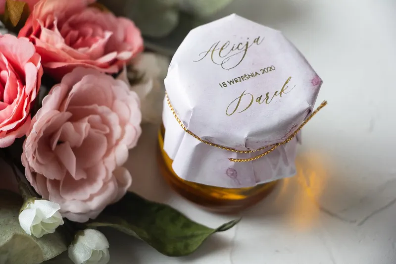 Słoiczek z miodem - słodkie podziękowanie dla gości weselnych. Marmurkowy kapturek ze złoconymi w odcieniu pastelowego różu