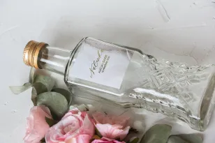 Hochzeitstinkturflaschen mit marmoriertem Etikett mit champagnerfarbener Vergoldung