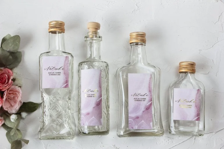 Luksusowe Butelki na Nalewki z Pastelowo-Różowymi Złoceniami | Wyjątkowy Upominek dla Gości