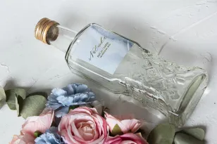 Hochzeitstinkturflaschen mit marmoriertem Etikett mit Vergoldung in pastellblauer Farbe