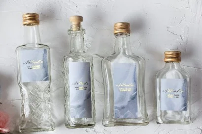 Szklane Butelki na Nalewki z Etykietą w Pastelowym Niebieskim | Wyjątkowe Prezenty dla Gości Weselnych | Marmurowe nr 3