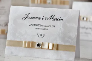Eleganckie Zaproszenia Ślubne z Kokardą i Cyrkonią na Perłowym Papierze | Zaproszenia Glamour | Amaretto nr 1