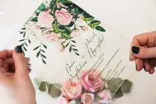 Elegante Hochzeitseinladungen auf Glas mit einem Druck aus pastellfarbenen Rosen und weißen Hortensien mit grünen Zweigen