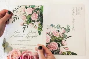 Elegante Hochzeitseinladungen auf Glas mit einem Druck aus pastellfarbenen Rosen und weißen Hortensien mit grünen Zweigen
