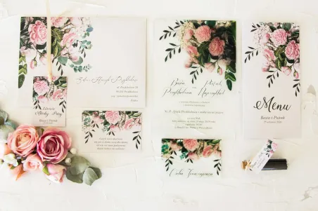 Eleganckie zaproszenia ślubne na szkle z nadrukiem pastelowych róż i białych hortensji z zielonymi gałązkami