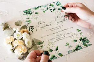 Zarte Hochzeitseinladungen auf Glas mit Eukalyptusblatt-Print