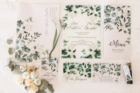 Zarte Hochzeitseinladungen auf Glas mit Eukalyptusblatt-Print