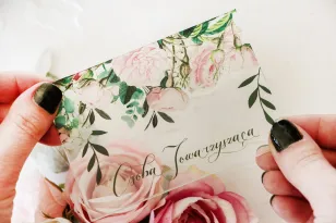 Hochzeitsvignetten auf Glas mit einem Druck aus pastellfarbenen Rosen und weißen Hortensien mit grünen Zweigen