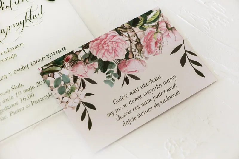 Bilecik do zaproszeń ślubnych z nadrukiem pastelowych róż i białych hortensji z zielonymi gałązkami