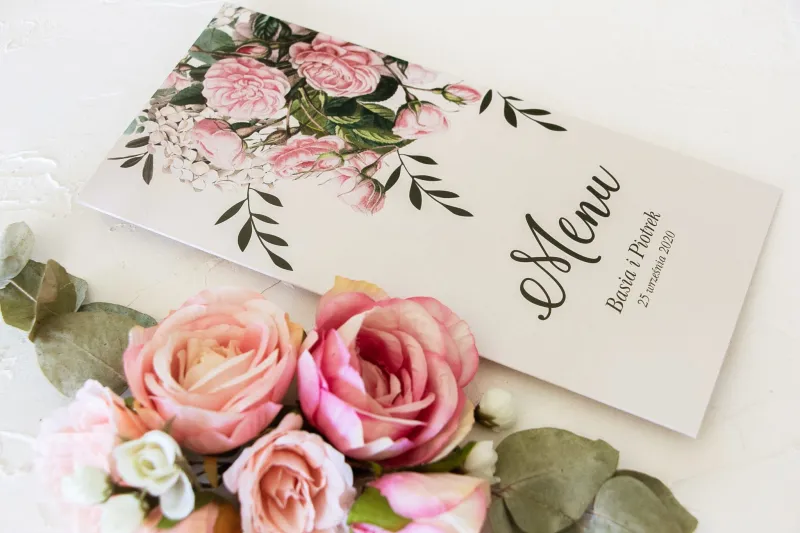 Menu weselne. Grafika z nadrukiem pastelowych róż i białych hortensji z zielonymi gałązkami
