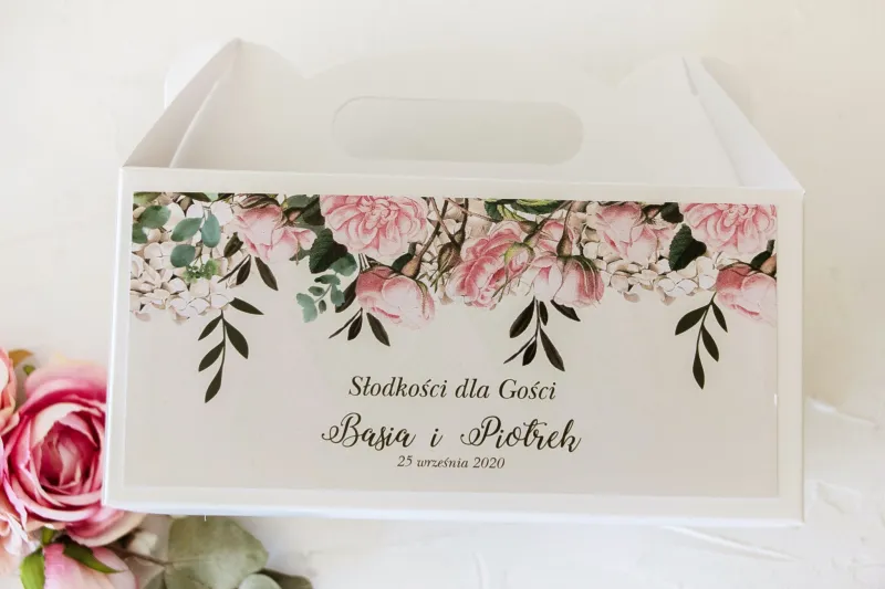 Prostokątne Pudełko na Ciasto weselne z nadrukiem pastelowych róż i białych hortensji z zielonymi gałązkami