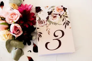 Hochzeitstischnummern mit Dahlien- und rosafarbenem Pastellrosendruck