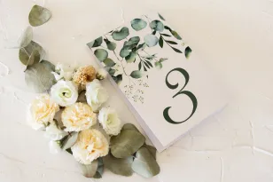 Hochzeitstischnummern mit Eukalyptusblatt-Print