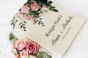 Hochzeitsgästebuch mit Aufdruck von pastellfarbenen Rosen und weißen Hortensien mit grünen Zweigen