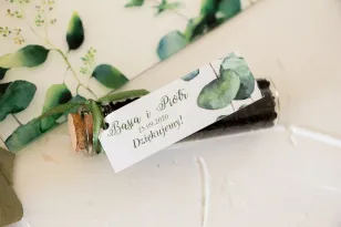 Dank der Gäste in Form von Teeflaschen, einem Etikett mit einem Aufdruck von Eukalyptusblättern