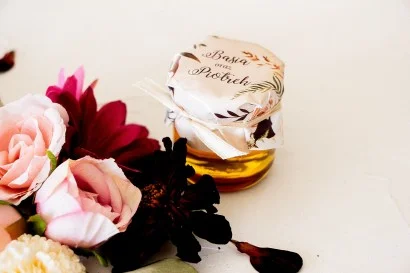 Miód Pszczeli z Pastelowymi Różami i Daliami | Eleganckie Upominki dla Gości