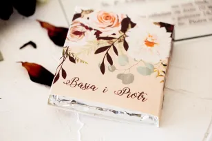 Danke an die Hochzeitsgäste in Form von Milchschokolade, Deckblatt mit einem Aufdruck aus Dahlien und rosafarbenen,