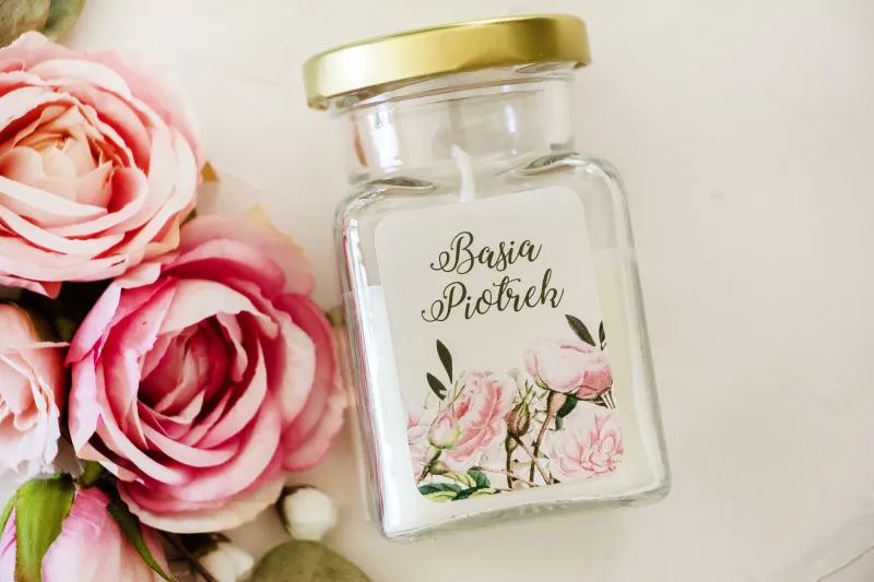Świeczki - Podziękowania dla gości. Etykieta z nadrukiem pastelowych róż i białych hortensji z zielonymi gałązkami