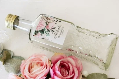 Butelki ze szkła z etykietą białych hortensji | Prezenty ślubne dla gości