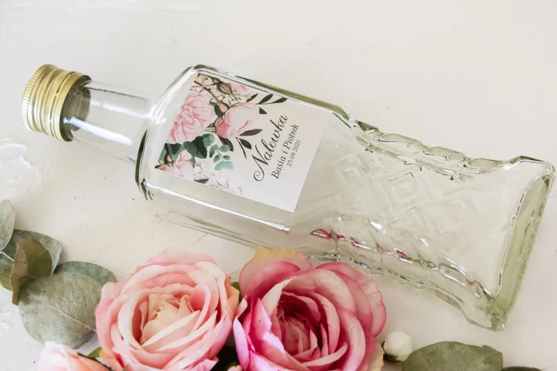 Ślubne Butelki na nalewki - Podziękowania dla Gości. Etykieta z nadrukiem pastelowych róż i białych hortensji