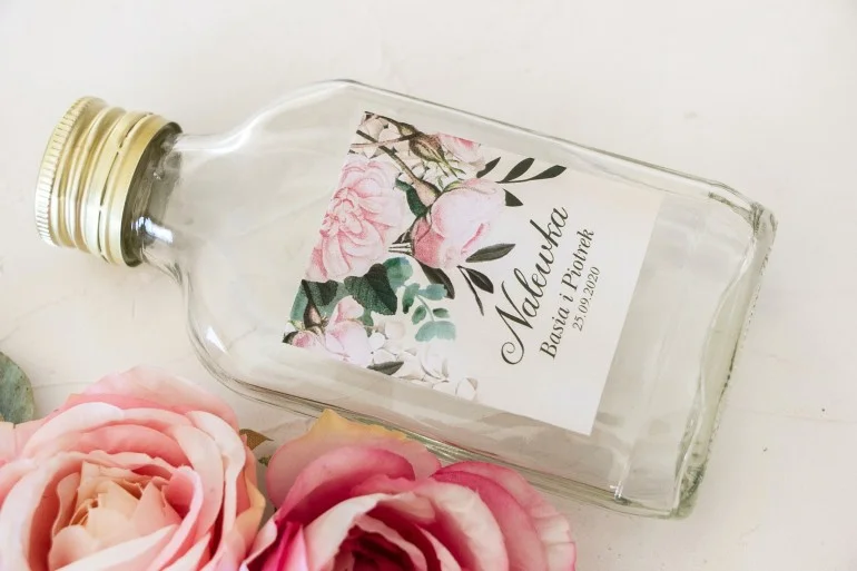 Butelki ze szkła z etykietą białych hortensji | Prezenty ślubne dla gości