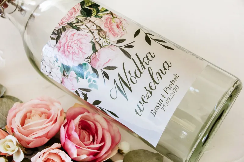 Ślubne Etykiety samoprzylepne na butelki z nadrukiem pastelowych róż i białych hortensji z zielonymi gałązkami