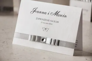 Zaproszenie ślubne z kokardką i cyrkonią - Amaretto nr 3 - Srebrna tasiemka, papier perłowy o fakturze lnu