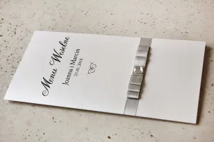 Hochzeitsmenü, Hochzeitstisch - Amaretto No. 3 - Perlenpapier mit silberner Schleife und Strasssteinen