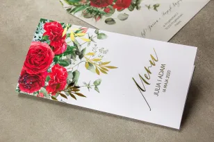 Menu weselne ze złotymi gałązkami i bordowymi różami z dodatkiem czerwonych goździków i eukaliptusa