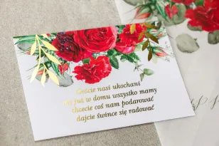 Hochzeitseinladungskarte mit goldenen Zweigen und weinroten Rosen mit Zusatz von roten Nelken und Eukalyptus.