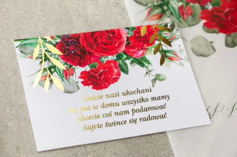 Bilecik do zaproszeń ślubnych ze złotymi gałązkami i bordowymi różami z dodatkiem czerwonych goździków i eukaliptusa.